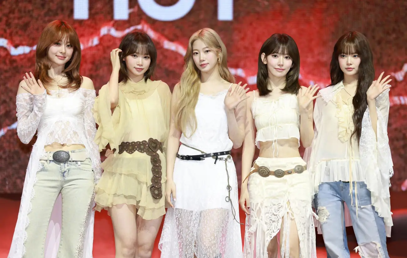 le sserafims Sakura, Kim Chaewon, Huh Yunjin, Kazuha, Hong Eunchae of LE SSERAFIM
