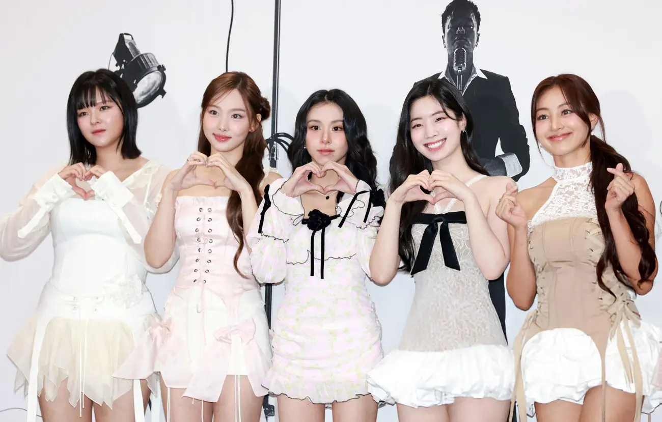 twice Jeongyeon, Nayeon, Chaeyoung, Dahyun and Jihyo of TWICE